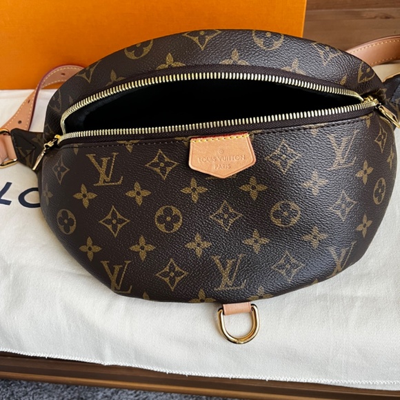 Louis Vuitton Bumbag in Monogram - Picture 2 of 10